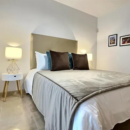 Superb 3-bed Penthouse Minutes Drive To The Apartment