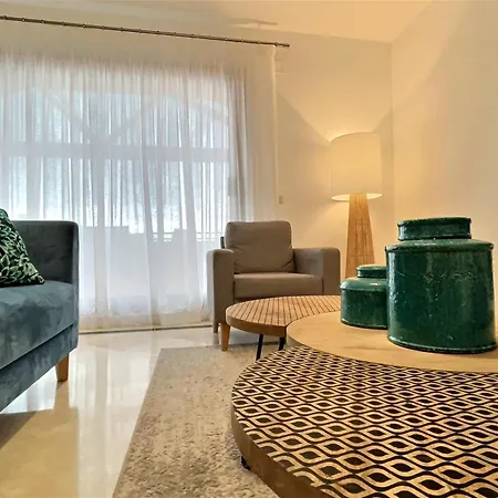 Apartment Superb 3-bed Penthouse Minutes Drive To The *