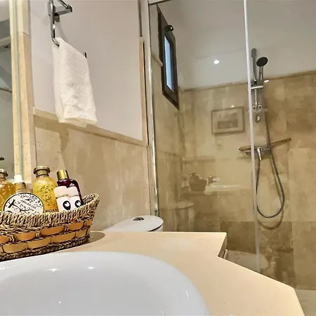 Superb 3-bed Penthouse Minutes Drive To The Apartment *