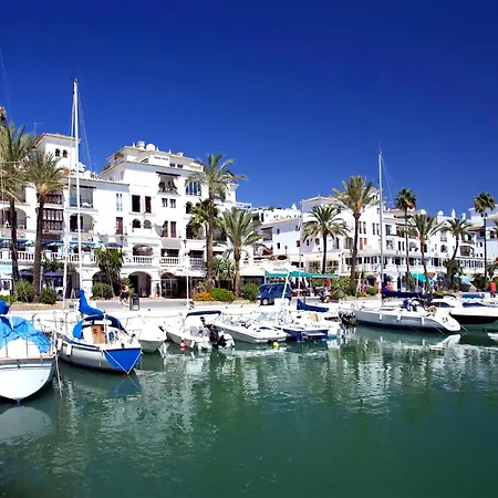 Apartment Superb 3-bed Penthouse Minutes Drive To The