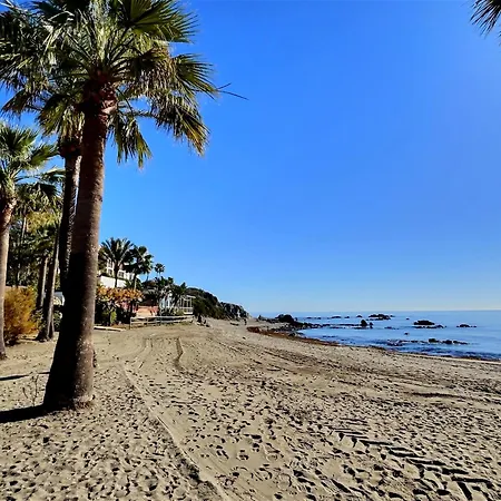 Superb 3-bed Penthouse Minutes Drive To The *